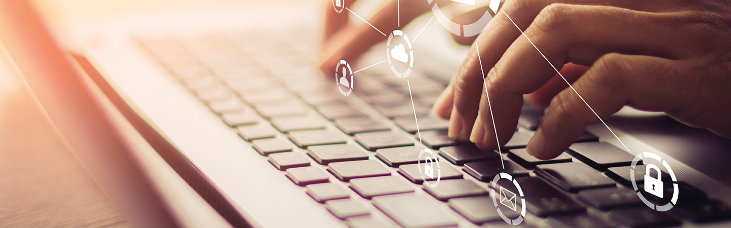 Hände tippen auf Tastatur mit Sicherheitssymbolen