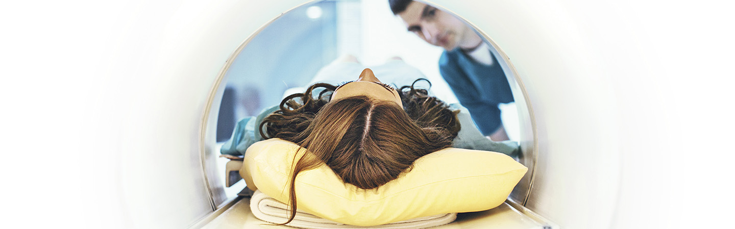 Frau liegt in einem MRT.