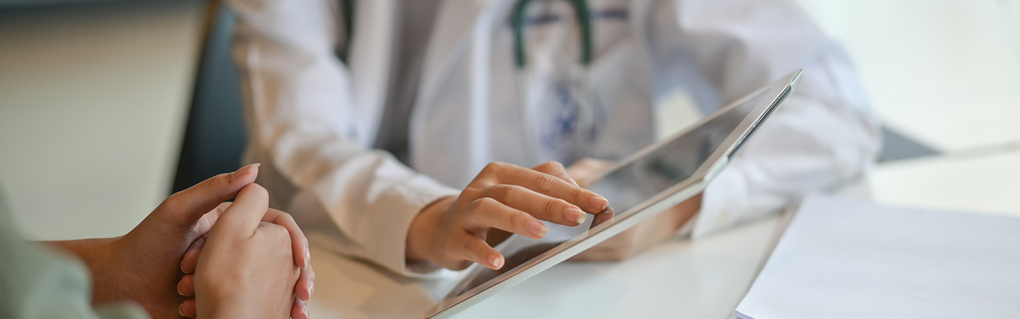 Ärztin und Patienten im Gespräch