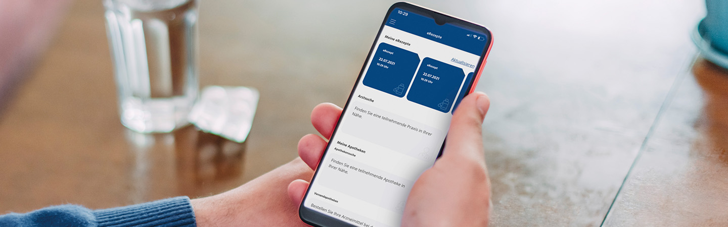 Mann hlt Smartphone mit erezept in der Hand