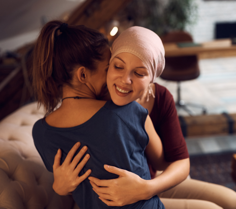 Zwei Frauen umarmen sich.