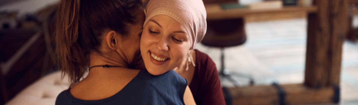 Zwei Frauen umarmen sich.