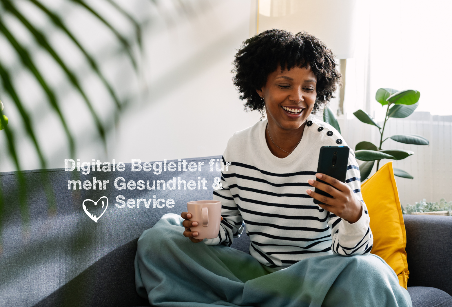 Frau auf der Couch entspannt mit dem Smartphone.