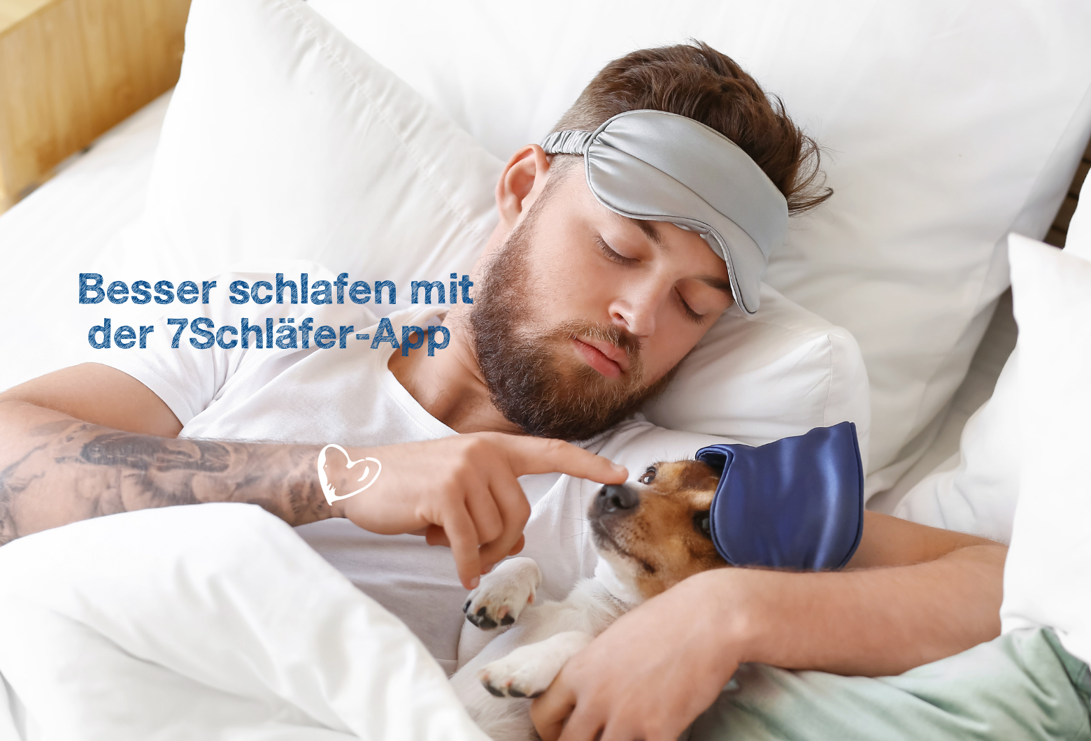 Junger Mann mit Schlafmaske und Hund