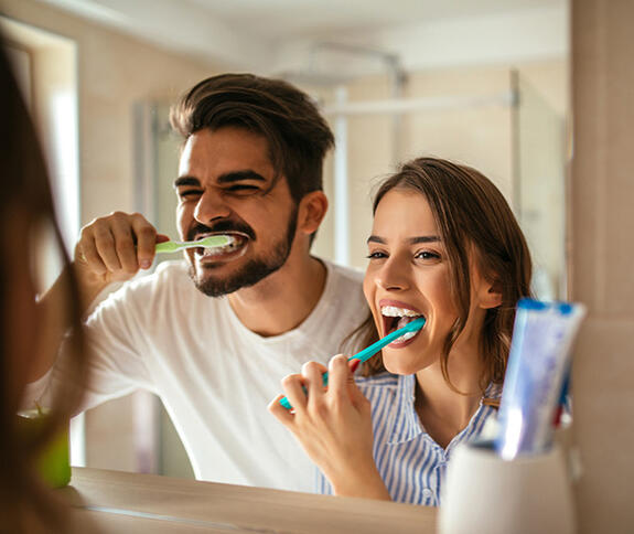 Päarchen putzt sich die Zähne.