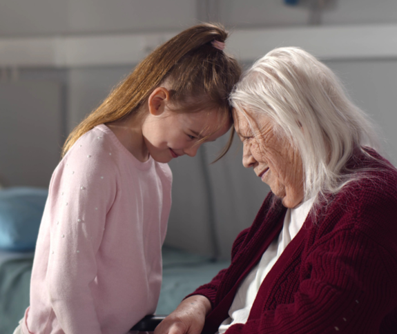 Oma und Enkelin zusammen.